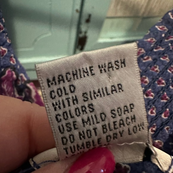 Comfortable silky feel blouse.  Colors are gorgeous!  Elastic around neck/sleeve - Picture 4 of 4